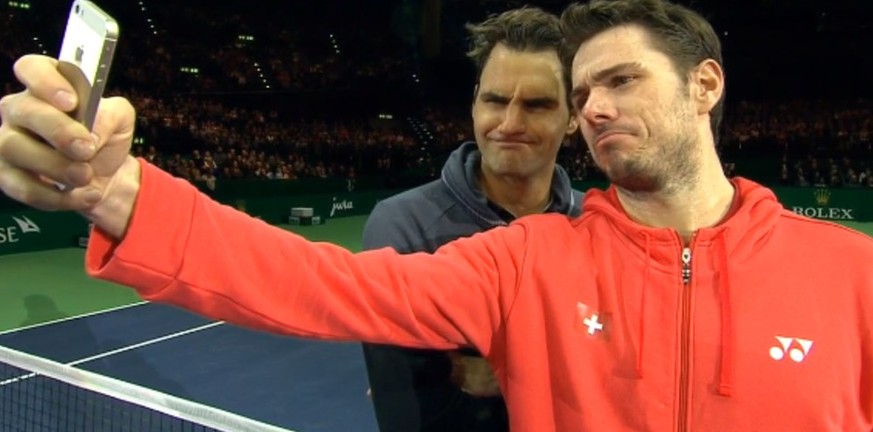 Ich will auch eins! Stan Wawrinka schiesst am Match for Africa ein Selfie mit Roger Federer.