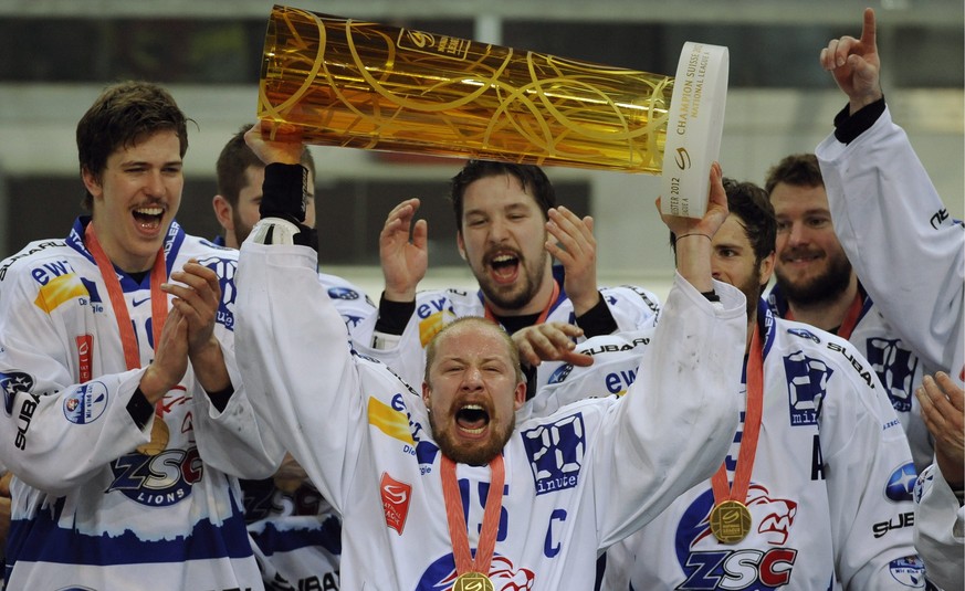 ZSC-Captain Mathias Seger stemmt den Meisterpokal nach dem siebten Playoff-Finalspiel der National League A zwischen dem SC Bern und den ZSC Lions am Dienstag, 17. April 2012 in der Postfinance-Arena  ...