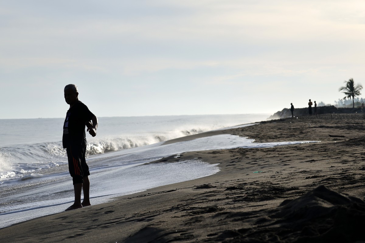 epa13136457 People enjoy the beach amid the hot weather warning in Banda Aceh, Indonesia, 28 July 2026. The Meteorology, Climatology, and Geophysics Agency (BMKG) issued a hot weather warning and urge ...