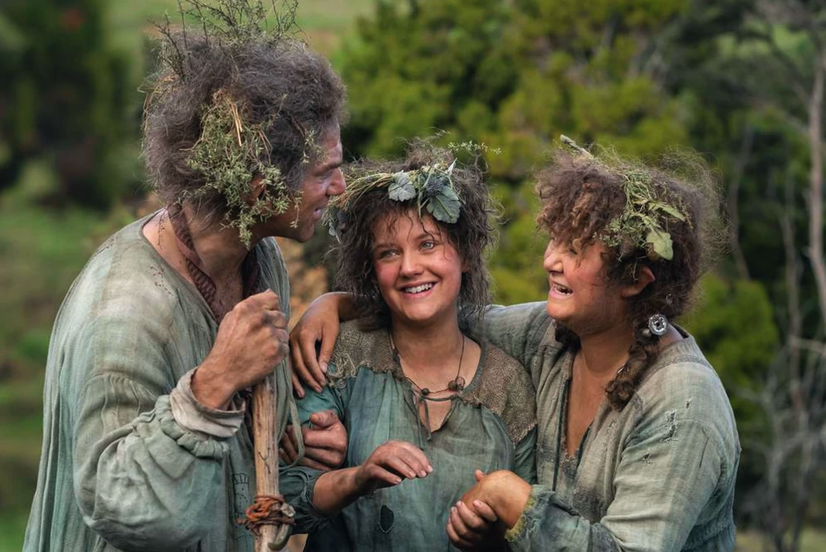 A droite: les deux héroïnes, des hobbits issues des Piévelus.