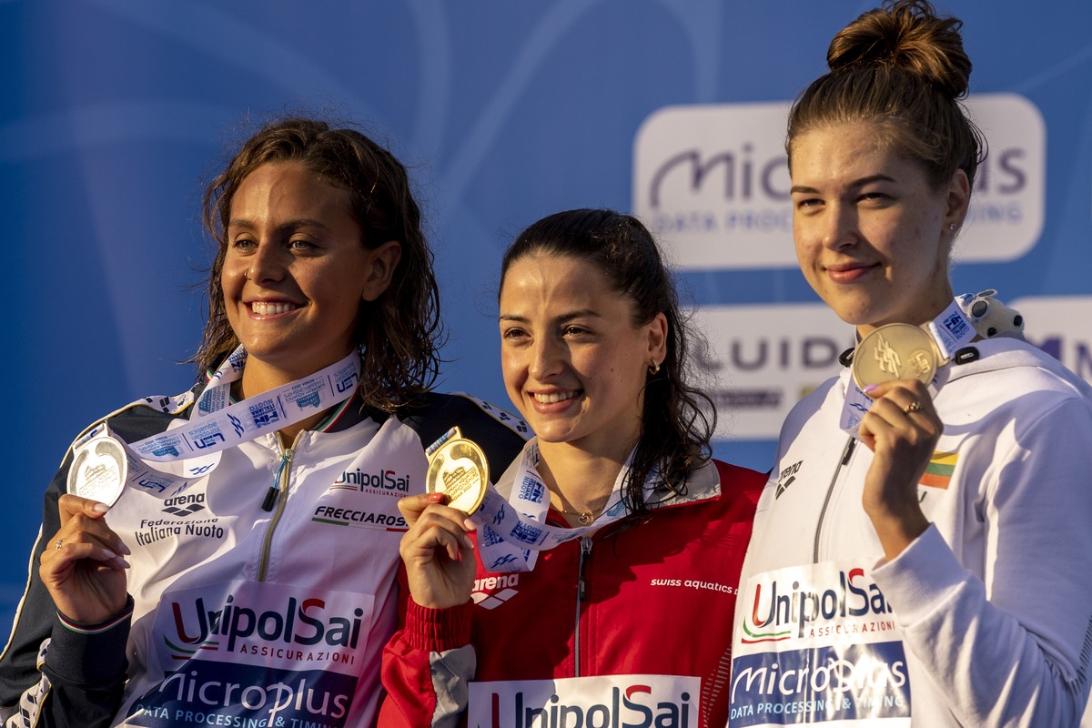 Die zweitplatzierte Martina Carraro, Siegerin Lisa Mamie und die Dritte Kotryna Teterevkova posieren mit ihren Medaillen bei der 200m Brust Siegerehrung an den Schwimm-Europameisterschaften am Montag, ...