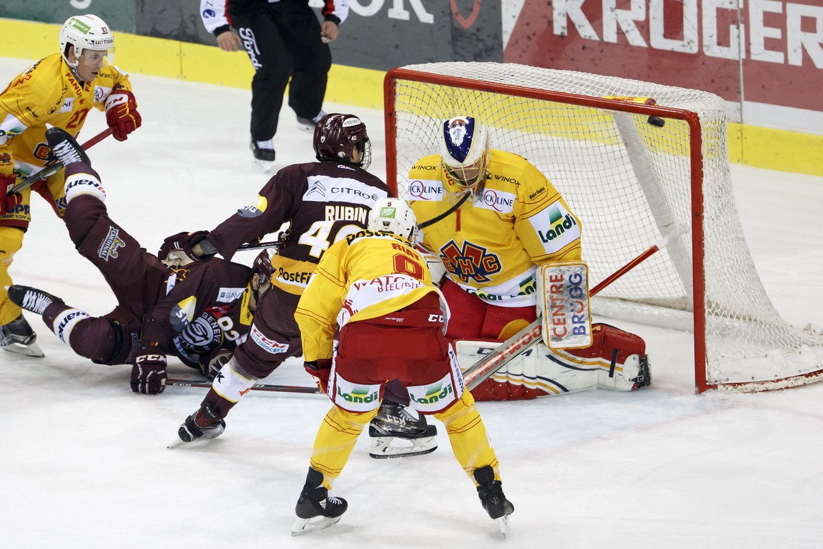 Geneve-Servette's forward Daniel Rubin, 3rd right, scores the 3:0 against Biel's goalkeeper Jonas Hiller #1, past Biel's defender Dominik Egli, left, Geneve-Servette's center Eliot ...