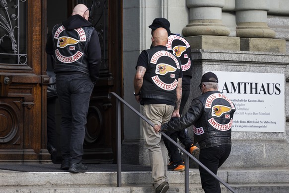 Mitglieder der Hells Angels gehen in das Gerichtsgebaeude, vor dem Prozess um die Auseinandersetzung der Motorradclubs Hells Angels und Bandidos, am Montag, 30. Mai 2022 in Bern. (KEYSTONE/Stringer)