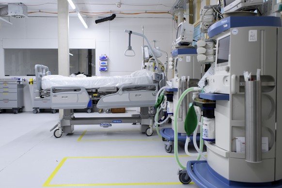 THEMENBILD ZU DEN PROGNOSEN DER KOF UEBER EINFLUSS DER CORONA-PANDEMIE AUF GESUNDHEITSKOSTEN --- An empty room built provisory for the COVID-19 patients is pictured in the intensive care unit of the h ...