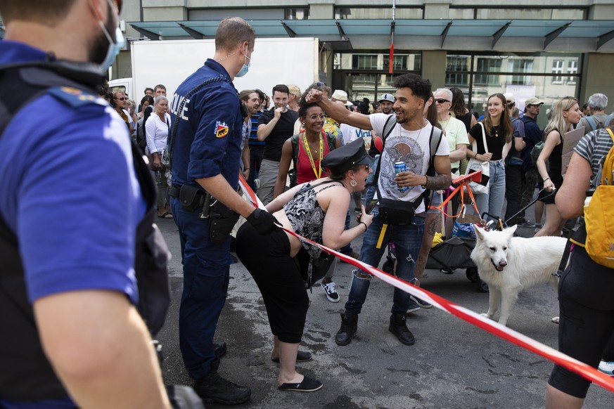 Demonstranten provozieren Polizisten, bei einer Demonstration gegen den Coronavirus Lockdown, am Samstag, 9. Mai 2020 in Bern. (KEYSTONE/Peter Klaunzer)