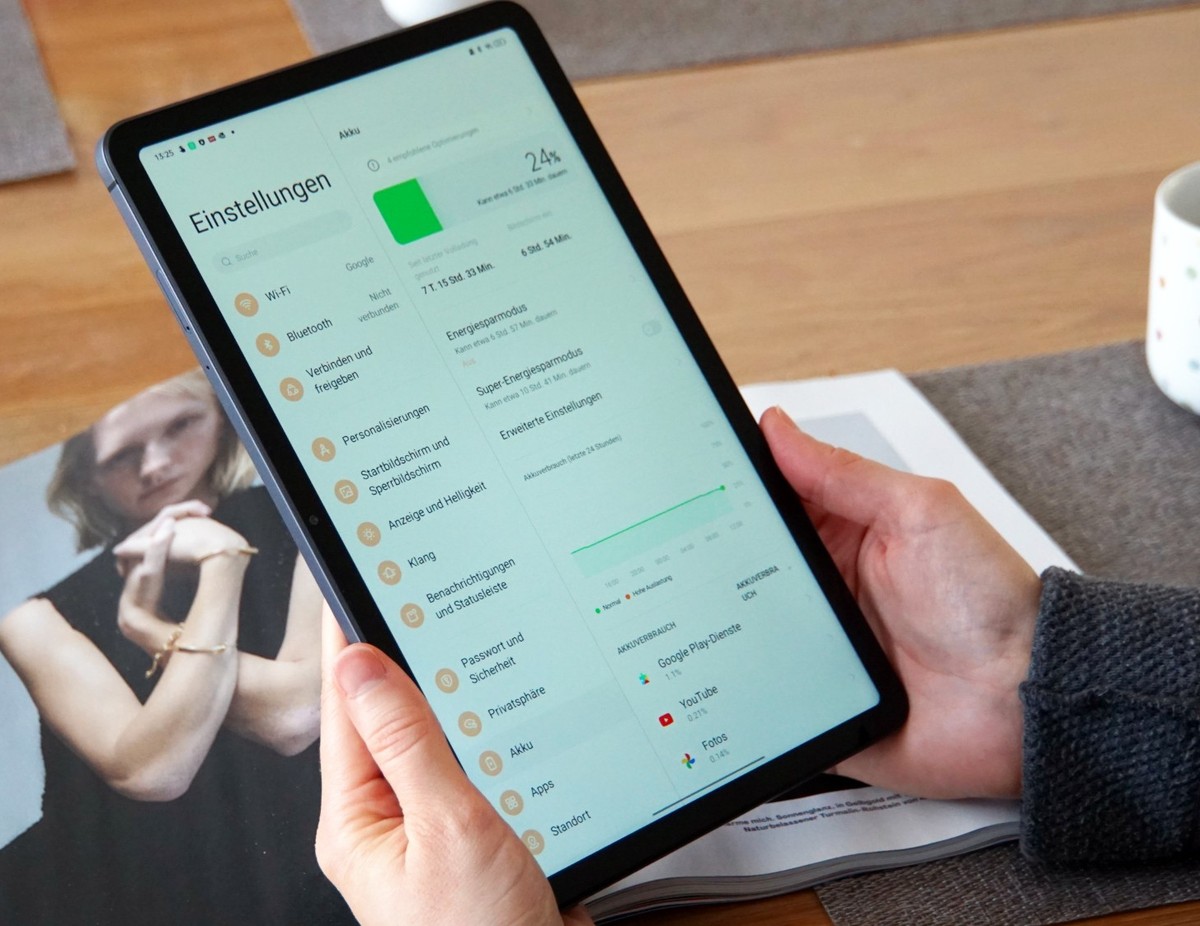 Das langgestreckte Tablet im Hochformat zu halten, fühlt sich seltsam an.
