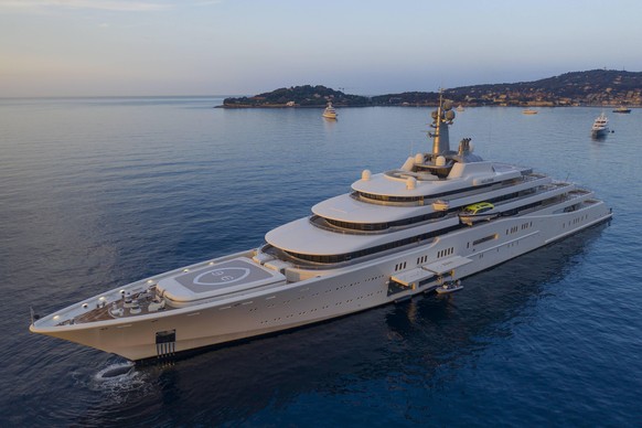 Luftaufnahme 162,5 Meter lange Motoryacht ECLIPSE, ausgeliefert 2010 von der Hamburger Werft Blohm &amp; Voss an den russischen Oligarchen Roman Abramowitsch, Designer Terence Disdale, bis 2013 die gr