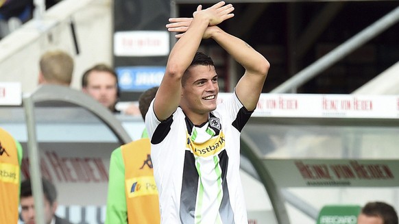 Granit Xhaka zeigt den Adler-Jubel nach seinem Freistosstor gegen Hannover 96 in der Bundesliga.