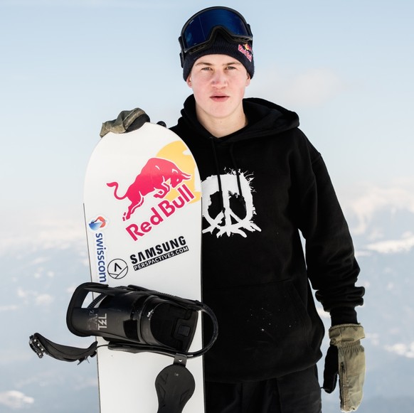 Der erst 20-jährige David Hablützel und seine grosse Liebe: Das Snowboard.