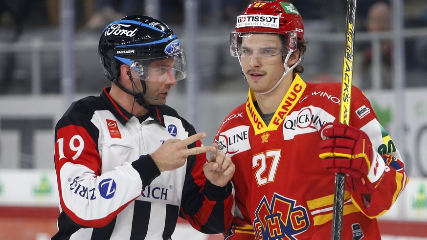 Biels Yannick Rathgeb, rechts, diskutiert mit Schiedsrichter Nicolas Fluri, im Eishockey Meisterschaftsspiel der National League zwischen dem EHC Biel und SC Rapperswil-Jona Lakers, am Dienstag, 17. S ...