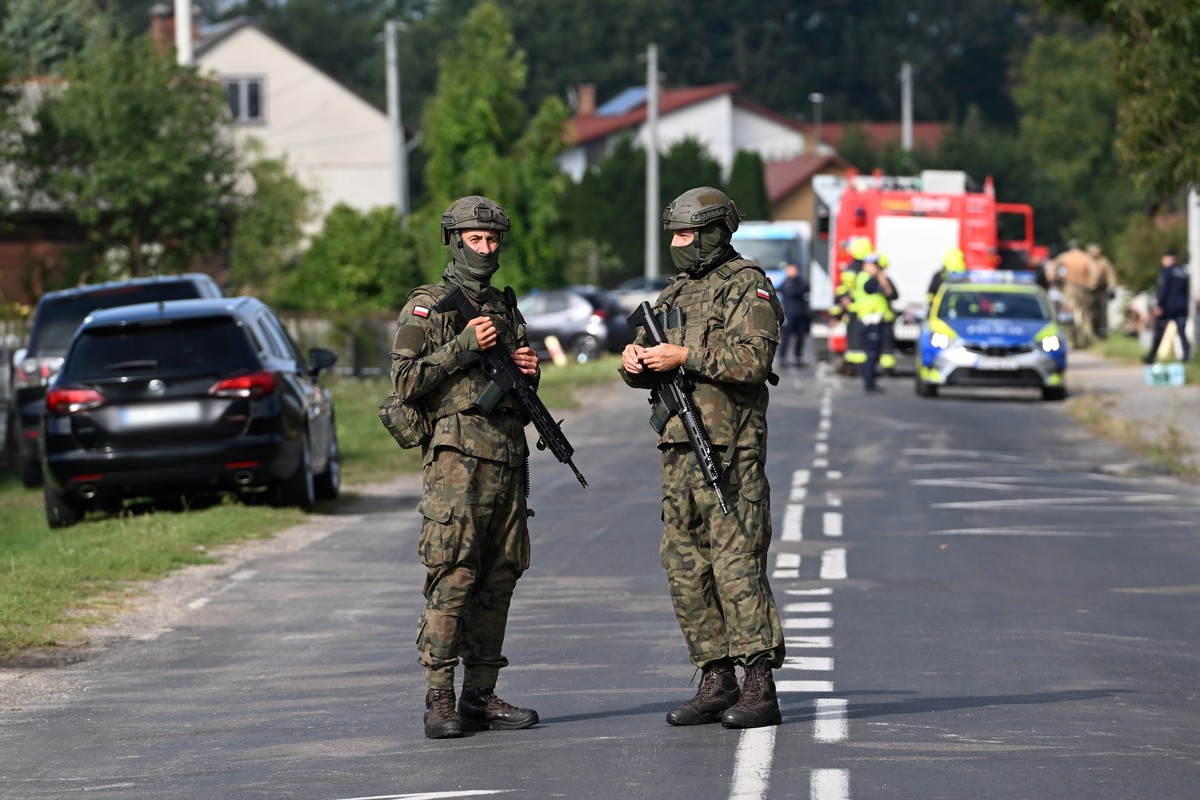 epa12366592 Polish Army and emergency services inspect the site after a Russian drone damaged the roof of a residential building in Wyryki, eastern Poland, 10 September 2025. Russian drones repeatedly ...