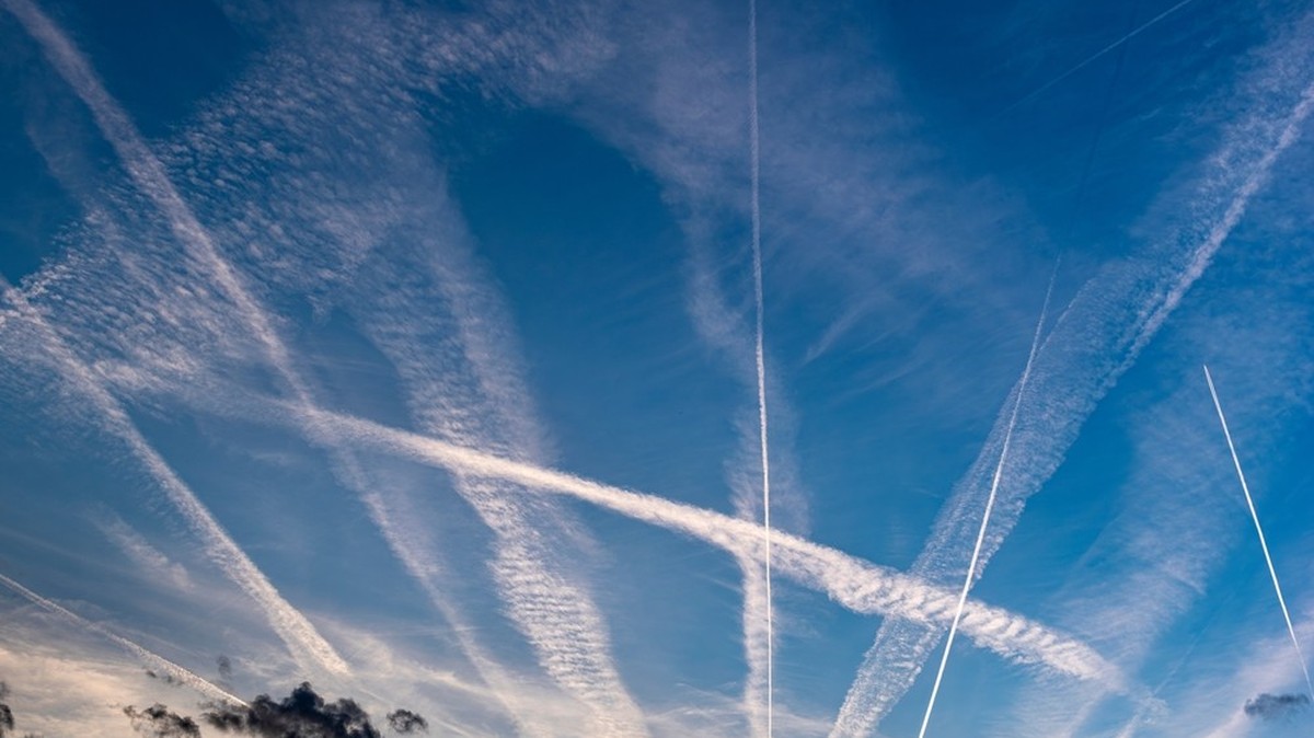 Kondensstreifen am Himmel.