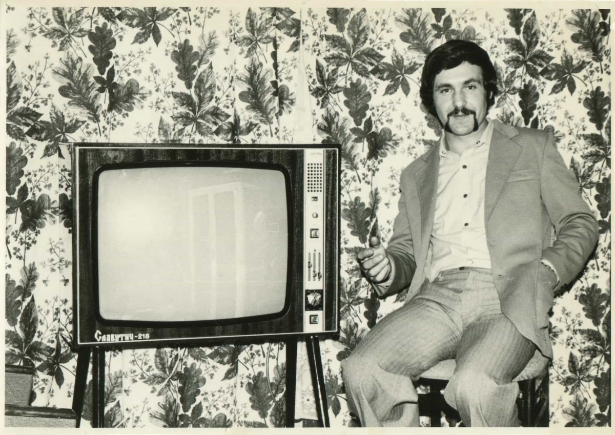 Ein Mann aus der Sowjetunion zeigt stolz seinen ersten Fernseher her.