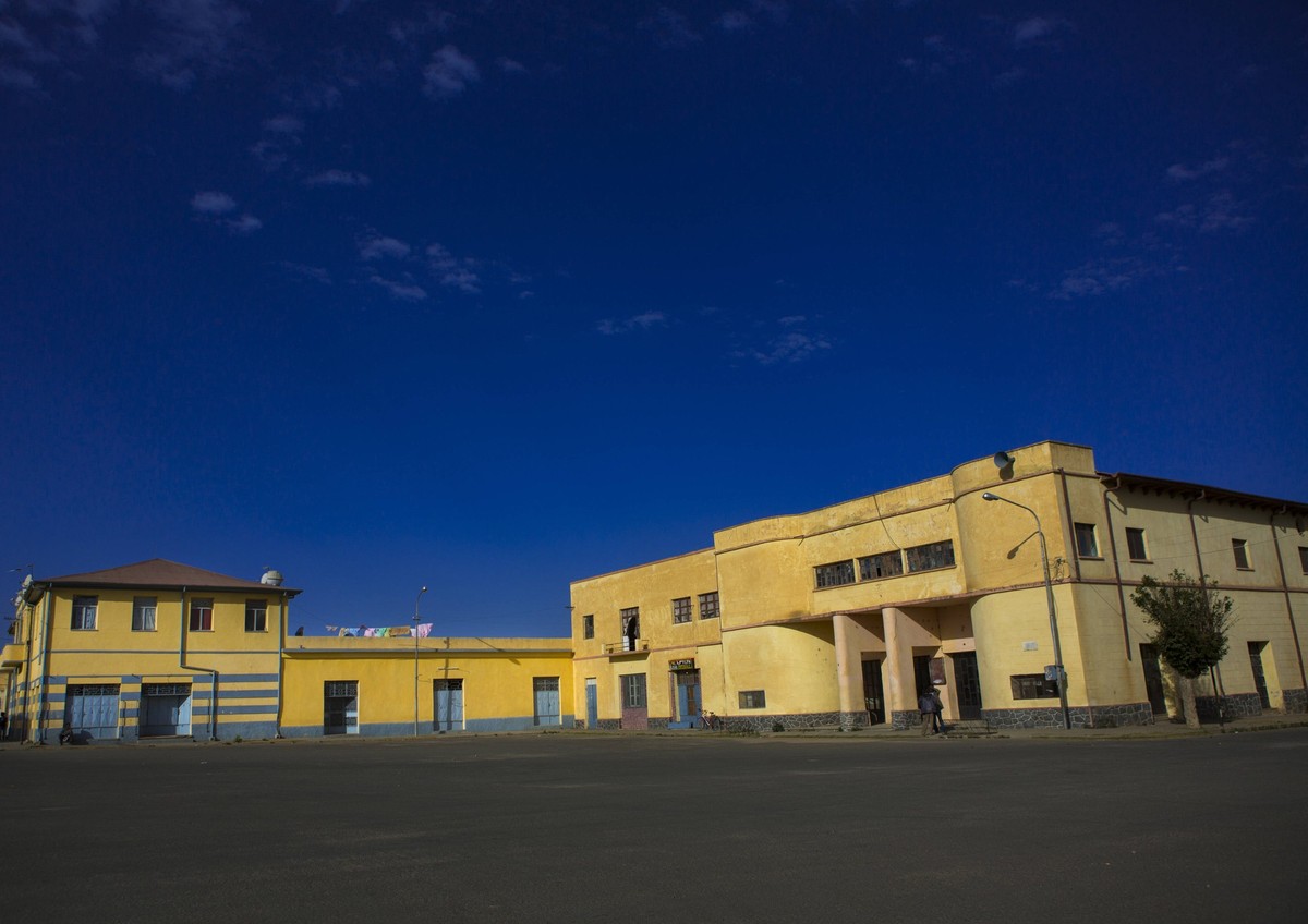 ERITREA - OLD COLONIAL ITALIAN CINEMA THEATRE - DEKEMHARE Old Colonial Italian Cinema Theatre, Debub, Dekemhare, Eritrea. DEKEMHARE DEBUB ERITREA PUBLICATIONxINxGERxSUIxAUTxONLY Copyright: xEricxLaffo ...