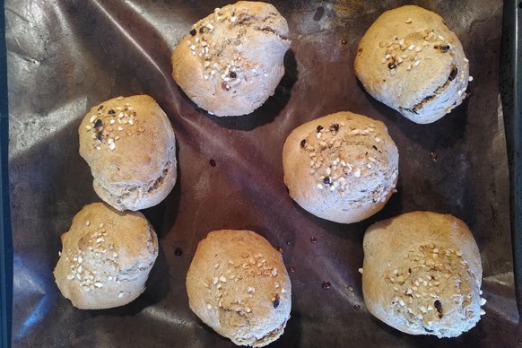 Frisch aus dem Ofen: Brötchen mit Zuckerstreuseln für das Sonntagsfrühstück.