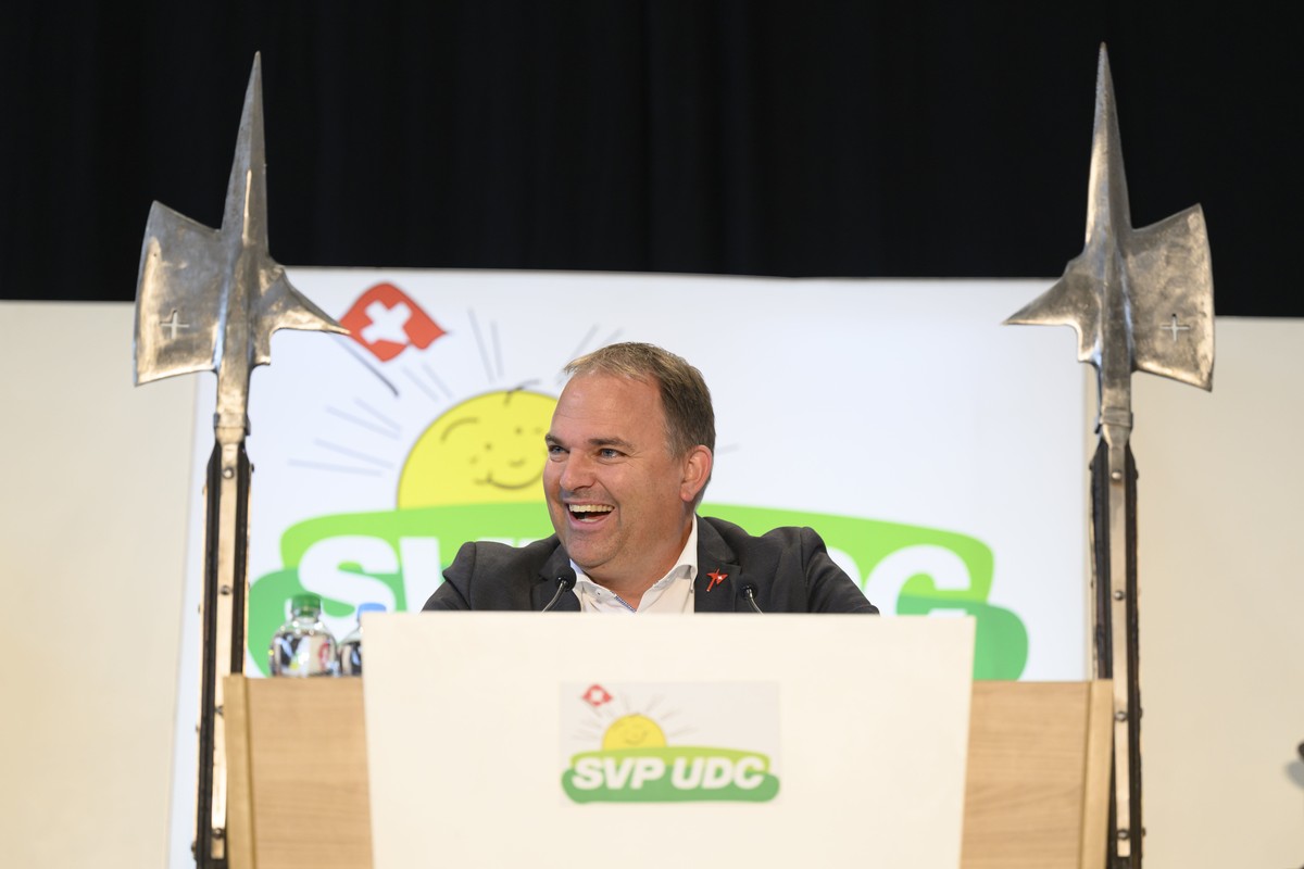 Marcel Dettling, SVP-SZ, SVP Praesident spricht waehrend der Delegiertenversammlung der Schweizerischen Volkspartei SVP, fotografiert am Samstag, 25. Oktober 2025 in Wimmis. (KEYSTONE/Christian Beutle ...