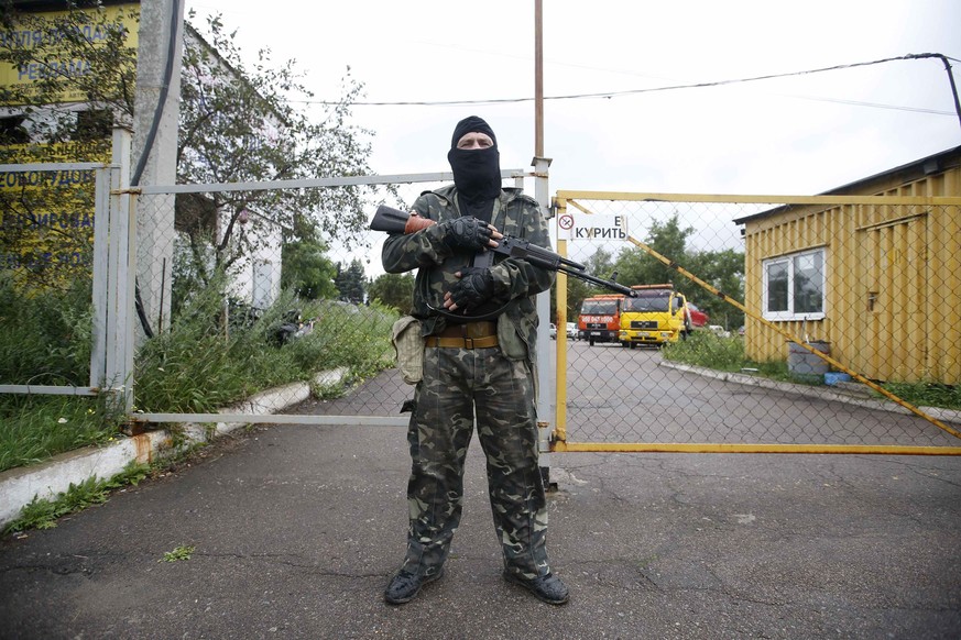 Ein prorussischer Separatist hält in der ostukrainischen Millionenstadt Donezk Wache.