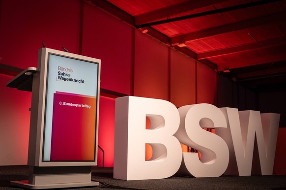 3. Bundesparteitag BSW B�ndnis Soziale Gerechtigkeit und Wirtschaftliche Vernunft B�ndnis Sahra Wagenknecht in MagdeburgBlick auf die B�hne der Messehalle vor Beginn des Parteitags, Magdeburg Sachsen- ...