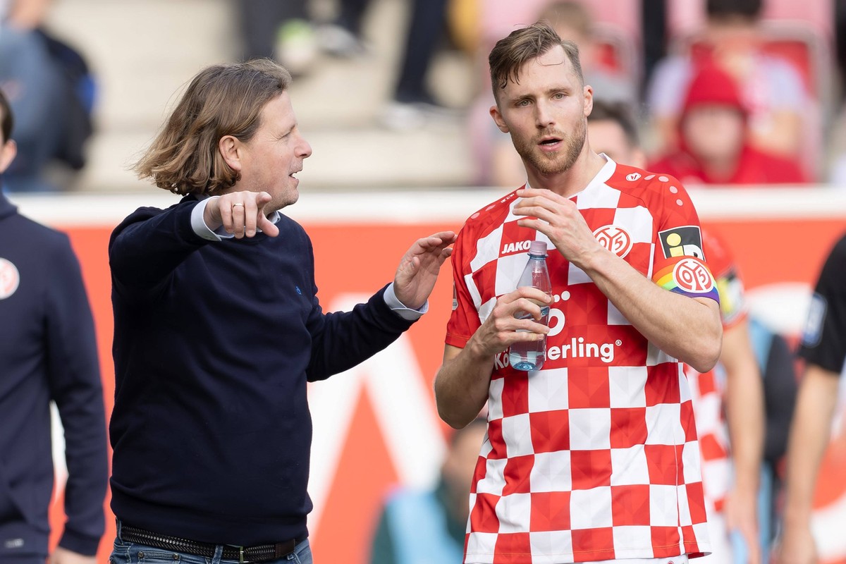 1. FSV Mainz 05 - Borussia M�nchengladbach, 1. FBL Trainer Bo Henriksen 1.FSV Mainz 05 gibt seinem Kapit�n Silvan Widmer 1.FSV Mainz 05, 30 Anweisungen. Bundesligaspiel zwischen dem 1. FSV Mainz 05 un ...