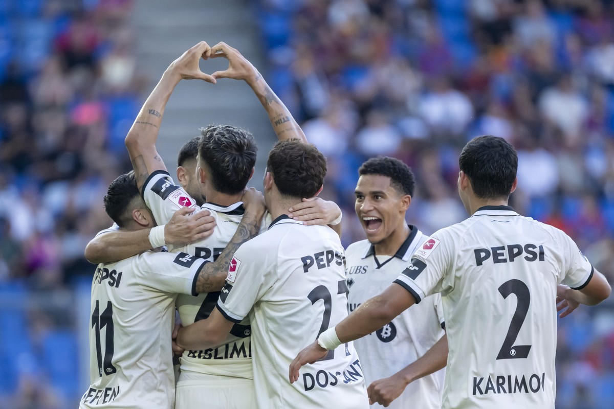 Der Torschuetze zum 1:2 Uran Bislimi (LUG) jubelt mit enem Herzzeichen im Fussball Meisterschaftsspiel der Regular Season der Swiss Super League zwischen dem FC Basel 1893 und dem FC Lugano im Stadion ...