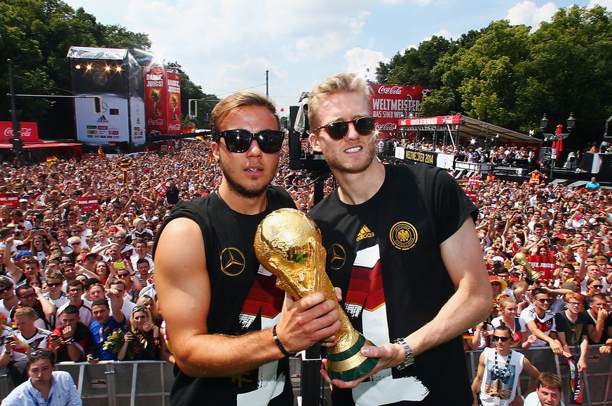 Dunkle Brillen, dicke Arme und ein goldener Pokal – Deutschland ist nach dem WM-Titel auch die Nummer 1 im FIFA-Ranking.