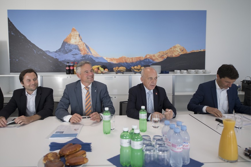 Bundesrat Ueli Maurer, Mitte rechts, und der Zuger Regierungsrat Matthias Michel, Mitte links, anlaesslich eines Besuches bei der Monetas AG am Freitag, 25. August 2017, in Zug. (KEYSTONE/Urs Flueeler ...