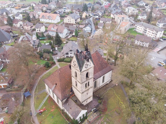 Der abgebrannte Spitze des Kirchturms der reformierten Kirche von Herzogenbuchsee BE, am Mittwoch, 25. Dezember 2019. Das Feuer im Turm der reformierten Kirche im bernischen Herzogenbuchsee hat an Hei ...