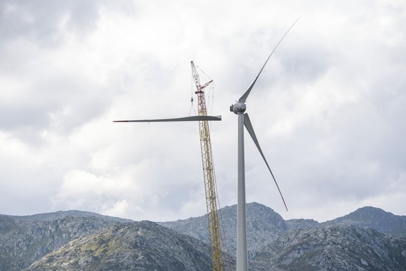 ARCHIVBILD - Nationalrat stimmt am 8. Maerz 2023 fuer Windenergieoffensive - Auf dem Gotthard Pass werden zur Zeit die Windraeder des Windparks der Azienda Elettrica Ticinese, AET, aufgebaut, wie hier ...