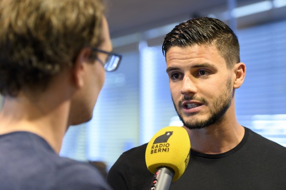 YBs Loris Benito spricht mit Journalisten anlaesslich einer Medienkonferenz der BSC Young Boys, am Sonntag, 29. April 2018 im Stade de Suisse in Bern. YB gewann gestern gegen den FC Luzern 2-1 und sic ...