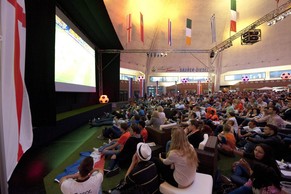 Public Viewing während der EM 2012 in der Markthalle Basel.