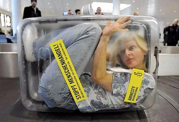Eine kreative Aktion von Amnesty International. Der Überzug kann aber am Flughafen für Diskussionen sorgen. 😅