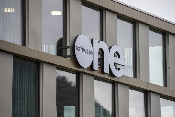 Das Logo der Firma SoftwareOne am Hauptsitz in Stans, am Montag, 16. Oktober, 2023. Die Firma SoftwareOne spezialisiert sich in der Verwaltung von Softwarelizenzen fuer Firmenkunden und beschaeftigt w ...