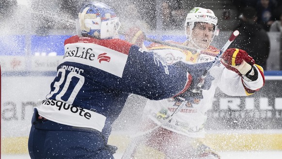 Zuerichs Torhueter Simon Hrubec, links, kaempft um den Puck gegen Biels Gaetan Haas, rechts, im ersten Playoff Eishockeyspiel der National League zwischen den ZSC Lions und dem EHC Biel, am Samstag, 1 ...