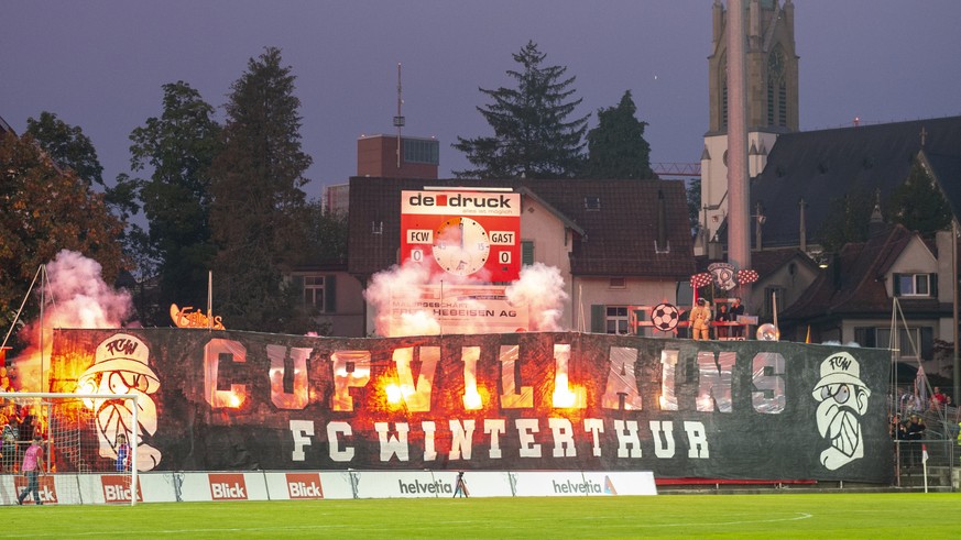 Choreo mit Petraden in der Winterthurer Fankurve beim Fussballcupspiel zwischen dem FC Winterthur und dem FC St.Gallen, am Freitag, 13. September 2019, in Winterthur. (KEYSTONE/Melanie Duchene)