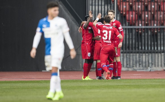 Die Sittener jubeln nach dem 1:0 Tor von Geoffrey Bia am Super League Fussballspiel zwischen dem Grasshopper Club Zuerich und dem FC Sion im Letzigrund, aufgenommen am Sonntag, 19. Februar 2017 in Zue ...