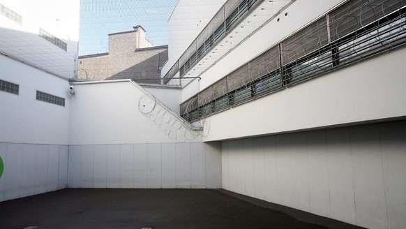 Blick in einen Spazierhof des Basler Gefaengnis Waaghof in Basel am Samstag, 5. November 2005. (KEYSTONE/Markus Stuecklin)