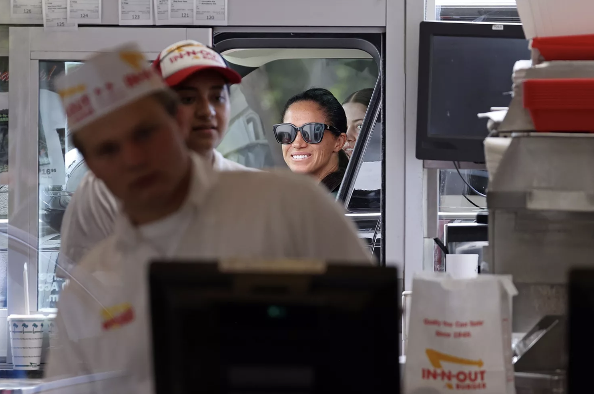 Le prince Harry, lui aussi, adore les burgers du plus cool fast-food de Californie: «In-N-Out est le meilleur! Je commande deux doubles-doubles, un truc d'animal, des frites et un Coca.»