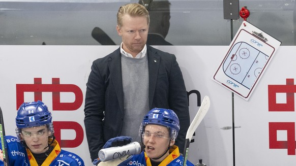 Der Zuger Head Coach Michael Liniger beim Eishockey Qualifikationsspiel der National League zwischen dem EV Zug und den SC Rapperswil-Jona Lakers am Freitag, 14. Februar 2025 in Zug. (KEYSTONE/Urs Flu ...