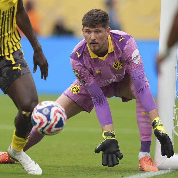 Borussia Dortmund&#039;s goalkeeper Gregor Kobel eyes the ball during the Club World Cup group F soccer match between Fluminense and Borussia Dortmund in East Rutherford, N.J., Tuesday, June 17, 2025. ...