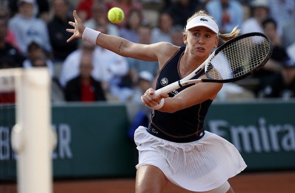 epa09980616 Jil Teichmann of Switzerland in action during her women&#039;s third round match against Victoria Azarenka of Belarus during the French Open tennis tournament at Roland Garros in Paris, Fr ...