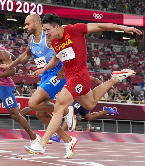 Su Bingtian, of China, right, wins a men&#039;s 100-meter semifinal at the 2020 Summer Olympics, Sunday, Aug. 1, 2021, in Tokyo. (AP Photo/David J. Phillip)