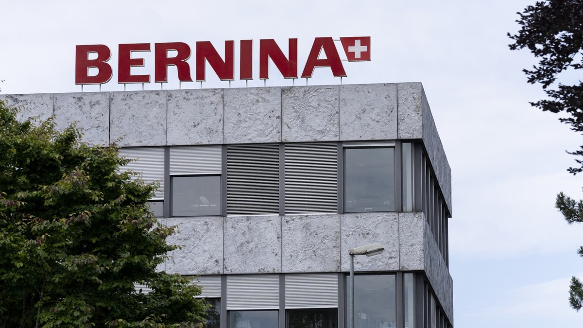 Ein Mitarbeiter bei der Montage der neuen Naehmaschine Bernina 990 in der Bernina-Produktionsstaette, aufgenommen in Steckborn am Mittwoch, 7. Juni 2024. (KEYSTONE/Gaetan Bally)