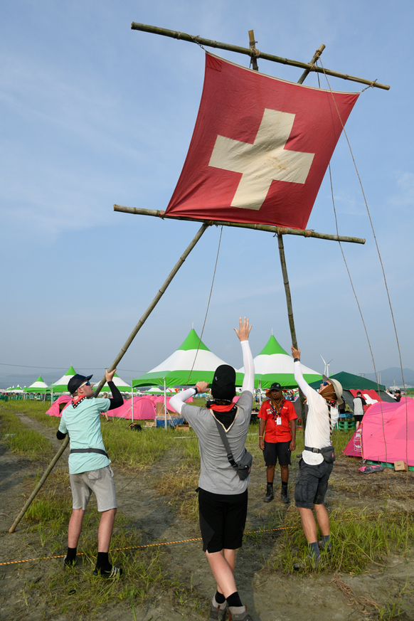 Swiss delegation errects swiss flag at the world scout jamboree