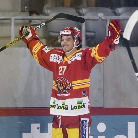 Biels Yannick Rathgeb, Mitte, jubelt nach seinem Tor (2-2) mit Biels Peter Schneider, links, und Biels Jason Fuchs, rechts, beim Eishockey Meisterschaftsspiel der National League zwischen dem EHC Biel ...