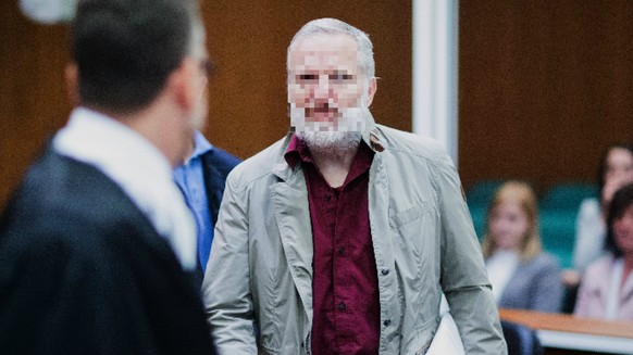 Daniel M. Kurz nach Beginn des Prozesses am 18. Oktober 2017 gegen einen mutmasslichen Schweizer Spion in Frankfurt ist die Verhandlung für Beratungen zwischen der Verteidigung und der Anklage unterbr ...