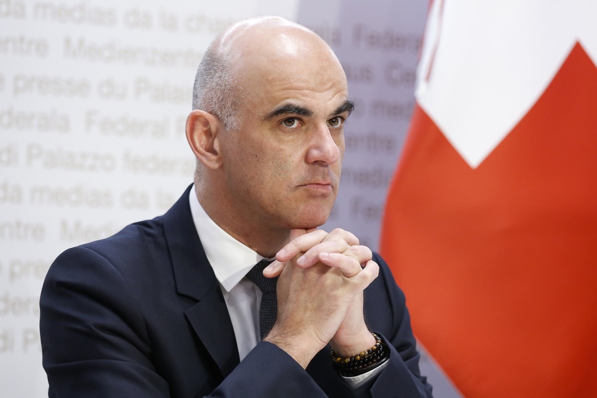 Bundesrat Alain Berset zu Beginn einer Medienkonferenz des Bundesrates zur aktuellen Lage im Zusammenhang mit dem Coronavirus, am Mittwoch, 6. Januar 2021, in Bern. (KEYSTONE/Peter Klaunzer)