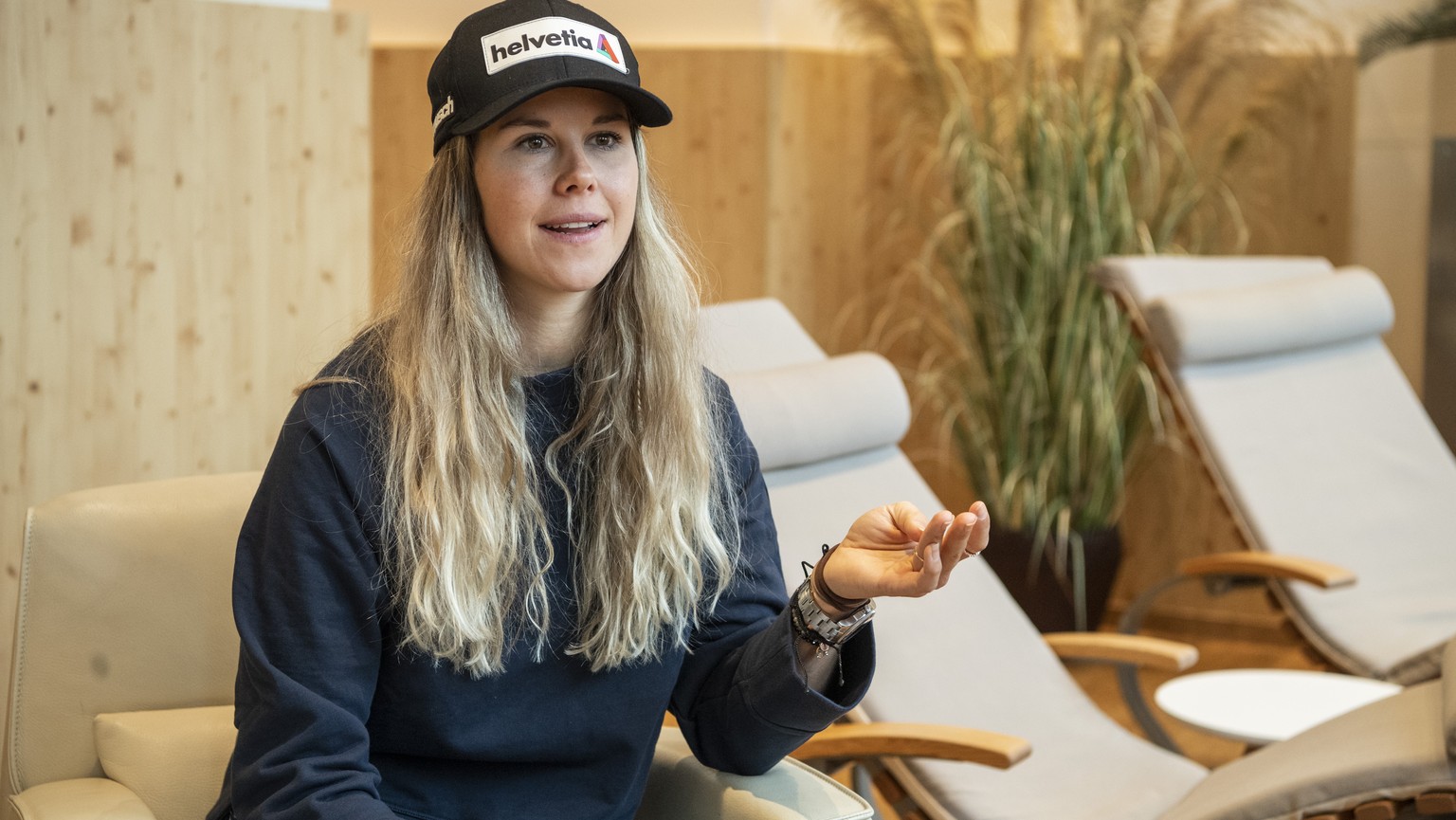 Die verletzte Schweizer Skirennfahrerin Aline Danioth anlaesslich eines Mediengespraech zu ihrer Gesundheit im Hotel Terrace am Samstag, 15. April 2023 in Engelberg. (KEYSTONE/Urs Flueeler).