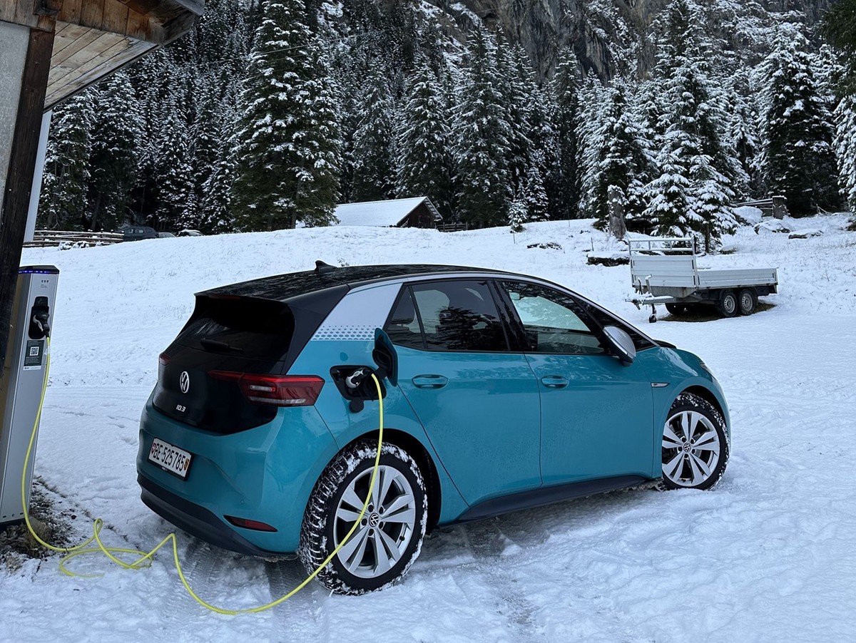 Das Elektroauto VW ID.3 im Schnee.