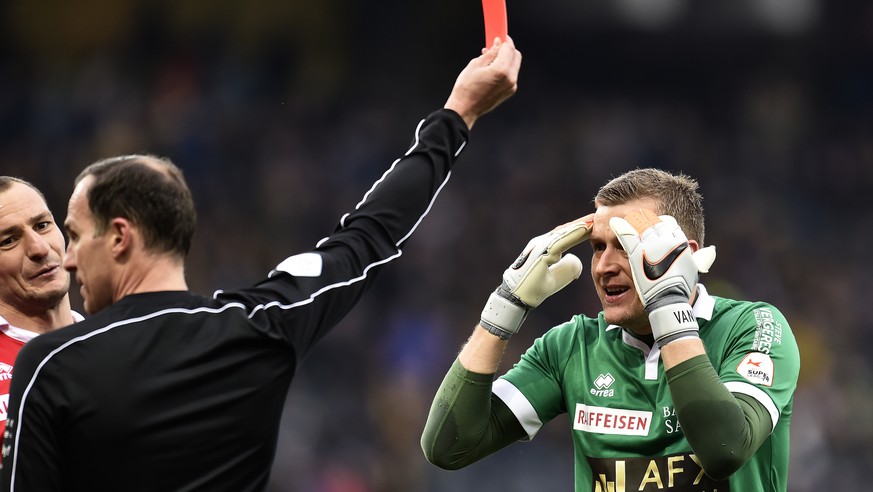 Sion-Goalie Vanins kann es nicht fassen: Schiri Amhof stellt ihn vom Platz.