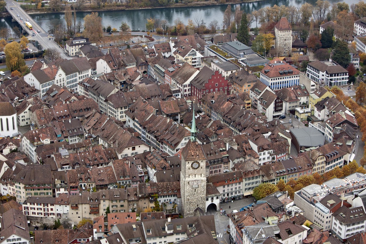 The historic city of Aarau, canton of Aargau, Switzerland, on view the tower "Obertorturm", pictured on November 5, 2010. (KEYSTONE/Alessandro Della Bella)

Die Altstadt von Aarau, Kanton Aa ...